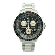 Quadrante nero del Tag Heuer Pilot Chronograph Quartz 42 mm con indici luminosi, funzione cronografo e datario a finestrella